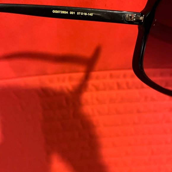 WOMEN’S SUNGLASSES. AUTHENTIC
MODEL: GG0728SA 001 - Picture 13 of 14